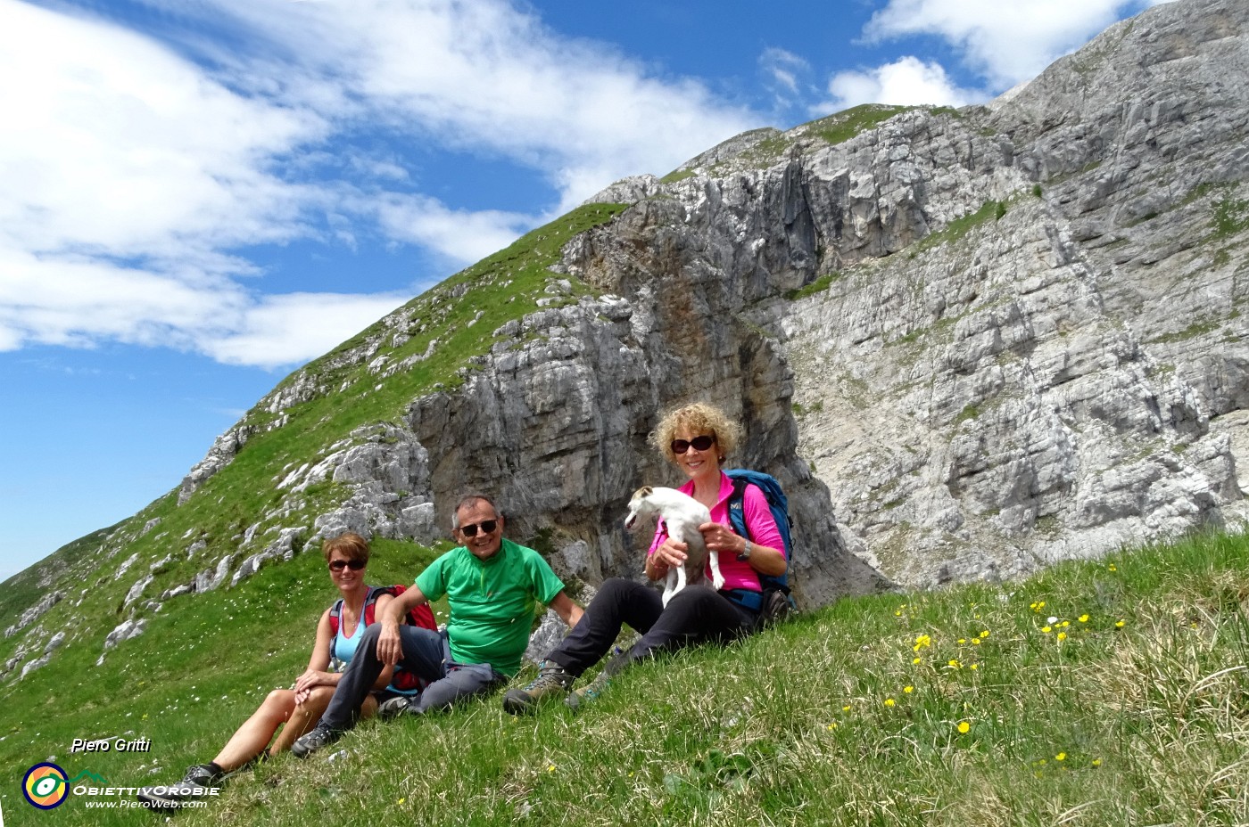 04 Salendo per labile traccia dalla Forcola di Valmora sulla cresta est per Cima Arera .JPG -                                